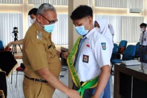 Bupati Kuningan saat mengukuhkan Forum Pelajar Sasdarkum.
